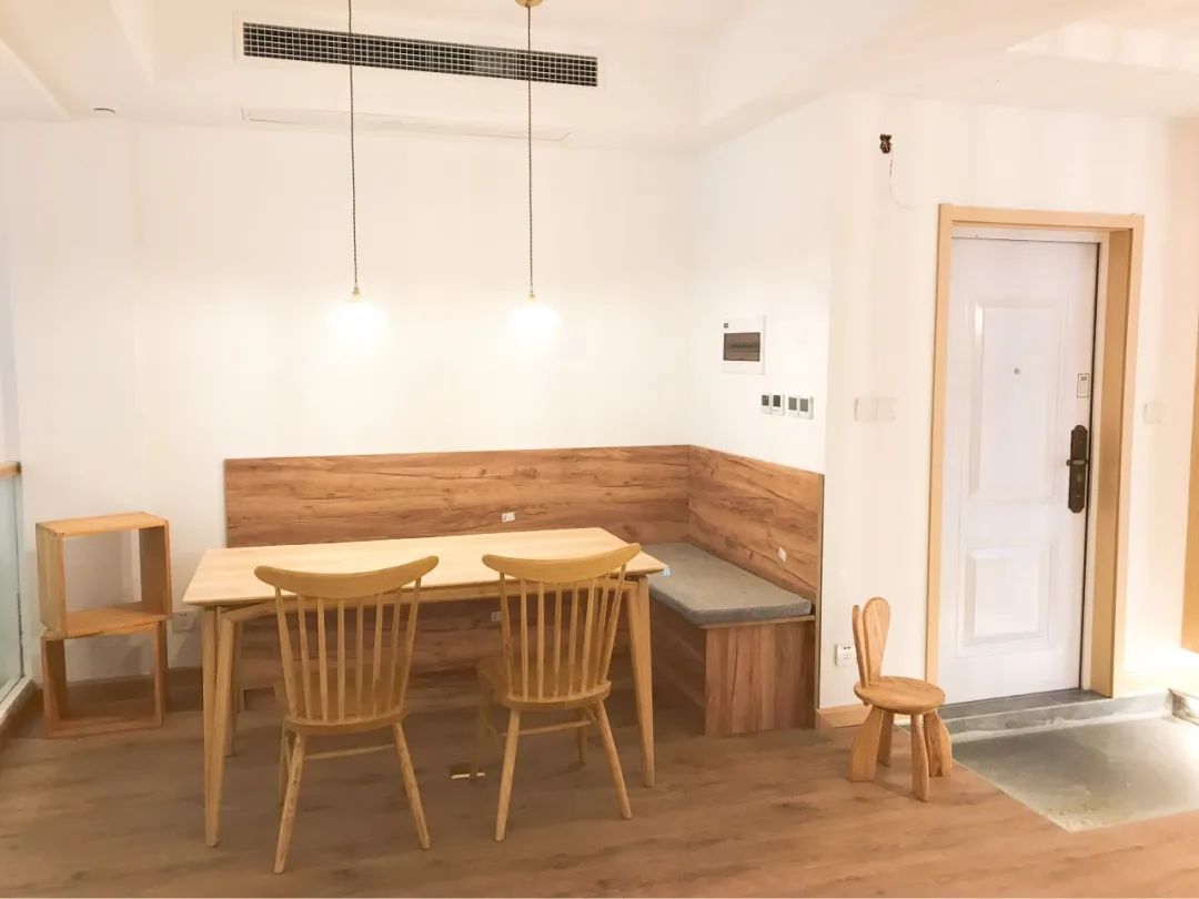 餐厅摆实木餐桌椅，用餐氛围精致情趣，生活过得有仪式！