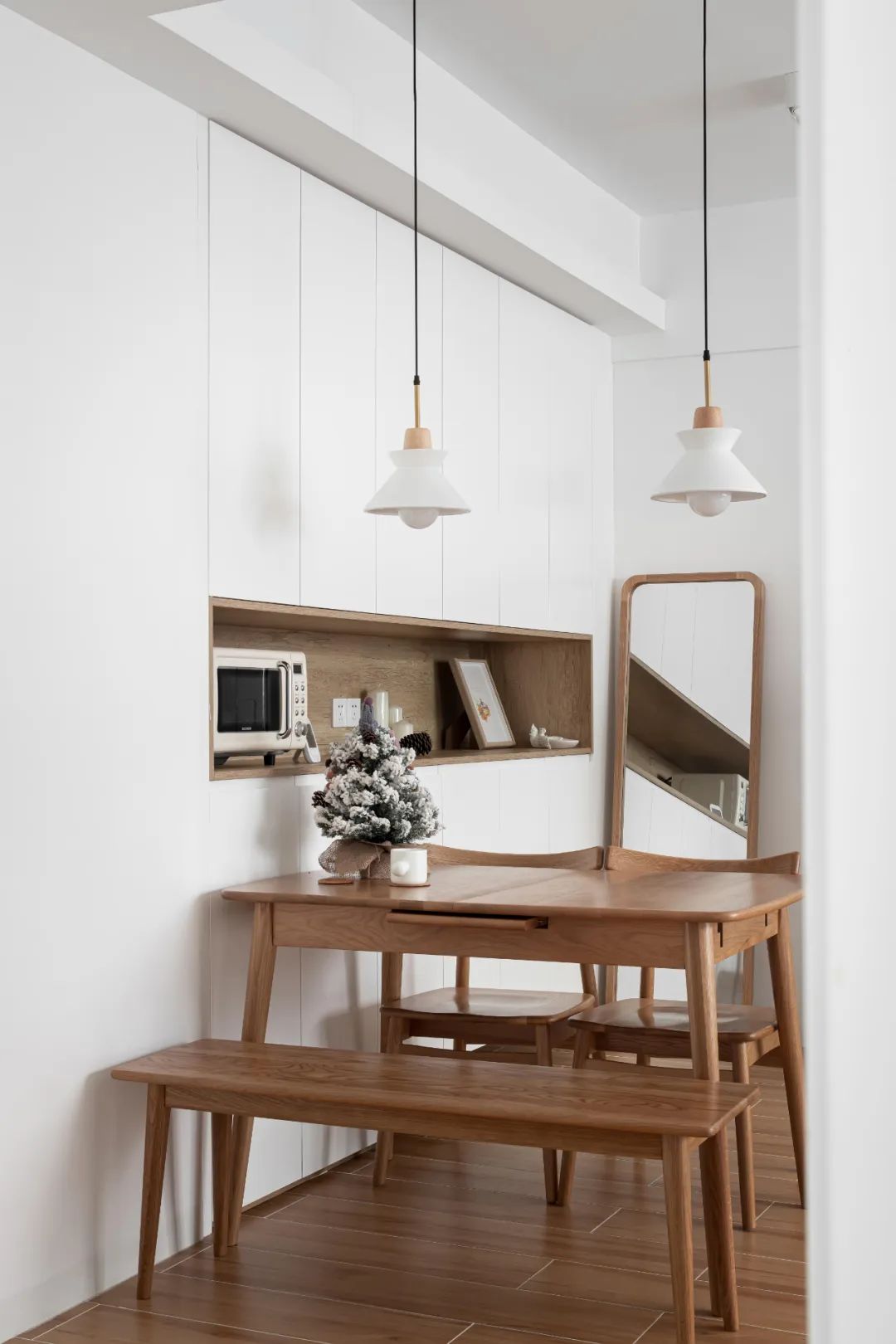 餐厅摆实木餐桌椅，用餐氛围精致情趣，生活过得有仪式！