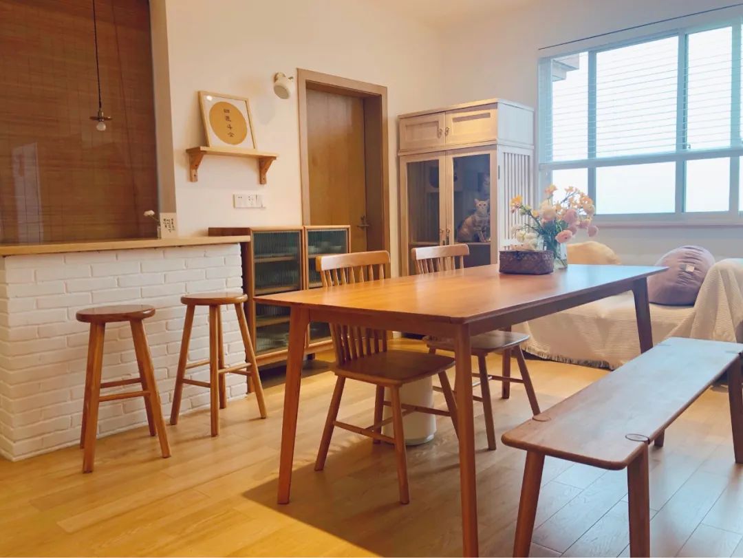 餐厅摆实木餐桌椅,用餐氛围精致情趣,生活过得有仪式!