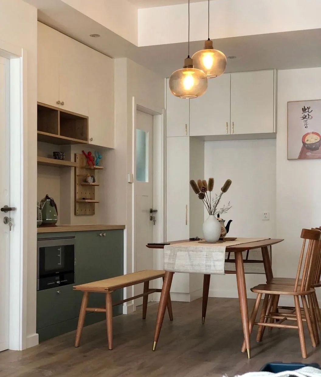 餐厅摆实木餐桌椅,用餐氛围精致情趣,生活过得有仪式!