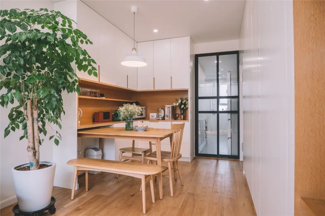 餐厅摆实木餐桌椅，用餐氛围精致情趣，生活过得有仪式！