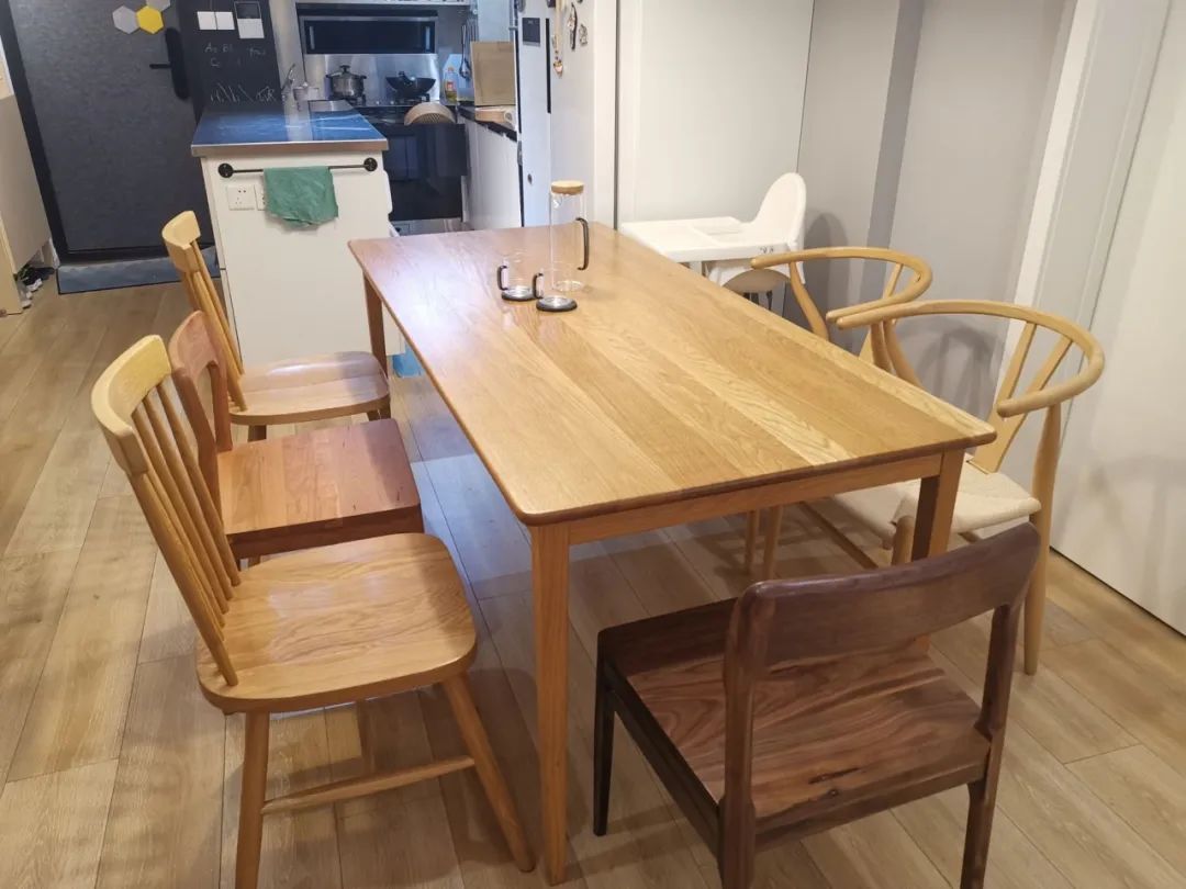 餐厅摆实木餐桌椅，用餐氛围精致情趣，生活过得有仪式！