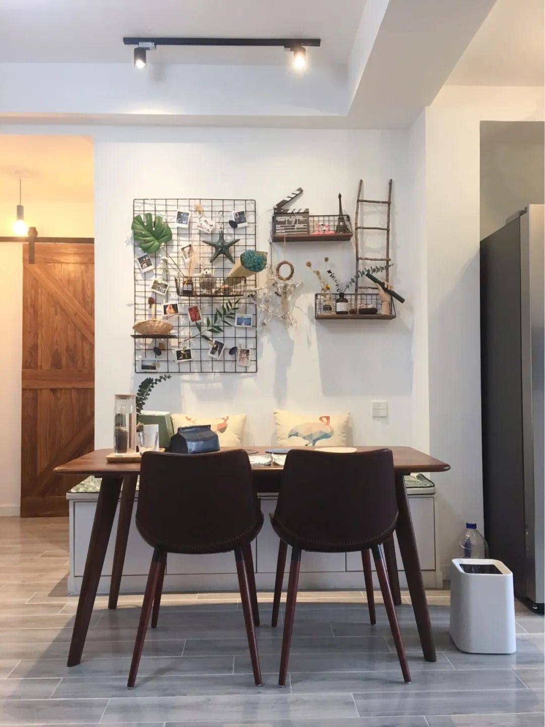 餐厅摆实木餐桌椅，用餐氛围精致情趣，生活过得有仪式！