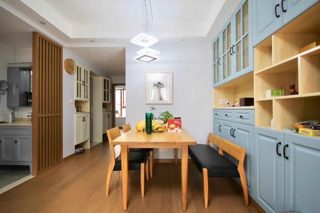 餐厅摆实木餐桌椅，用餐氛围精致情趣，生活过得有仪式！