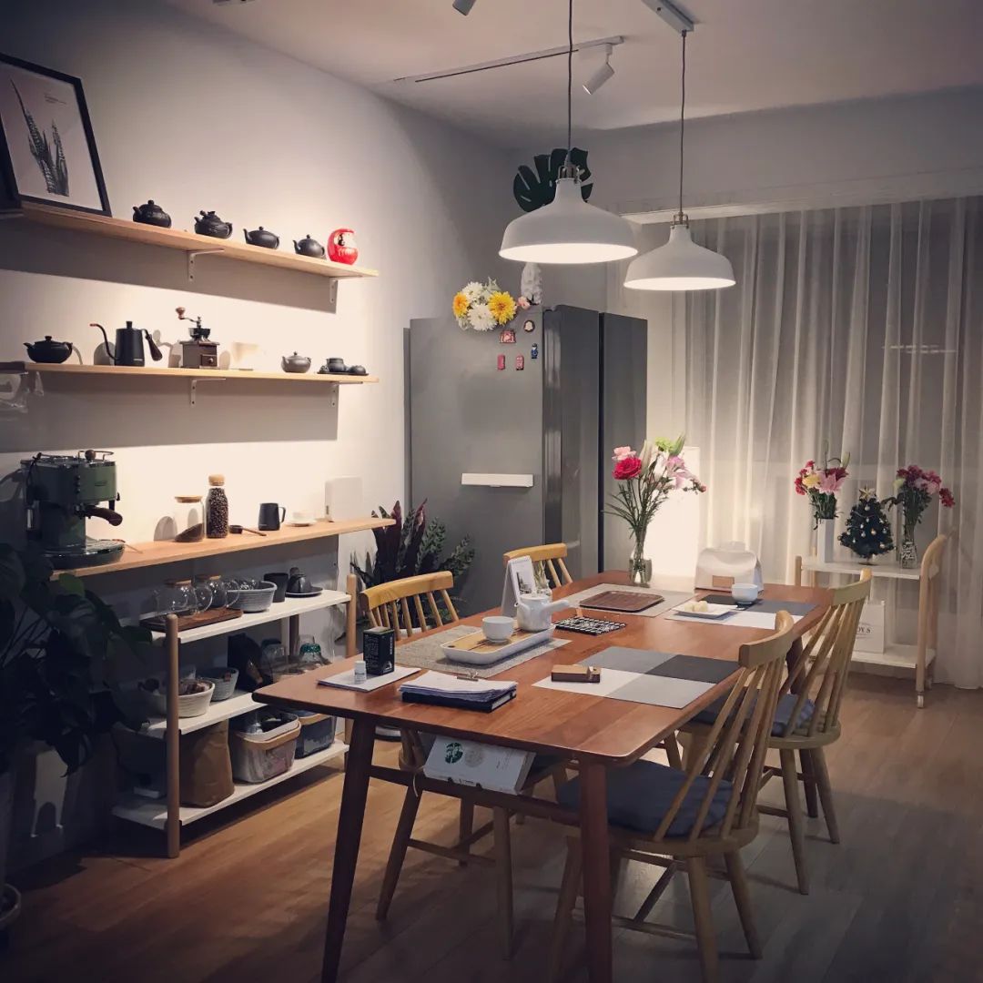 餐厅摆实木餐桌椅，用餐氛围精致情趣，生活过得有仪式！