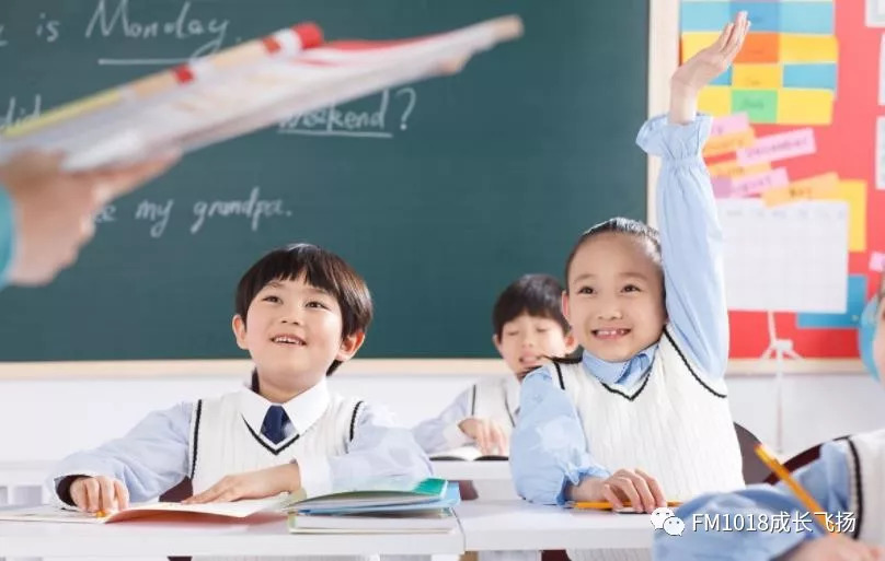 海南中小学将逐步配备可升降课桌椅啦！